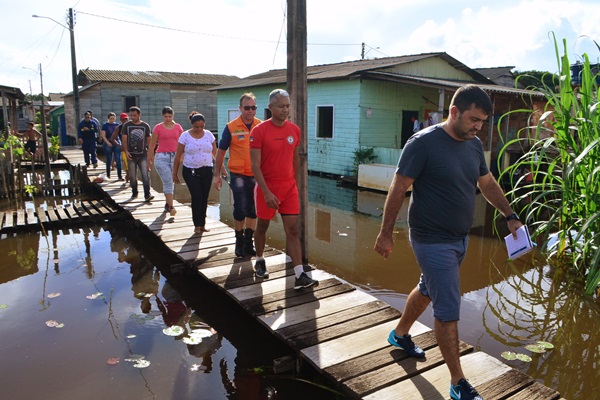 Prefeito visita moradores afetados pela cheia do rio Jari.
